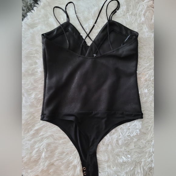 Dynamite Bodysuit in size medium with snap closure - Picture 2 of 7